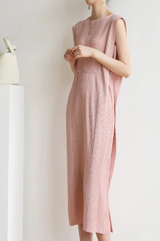 Midi dresses with embroidered accents for a unique and detailed design Sleeveless Ruched Lace-Up Midi Dress Midi dresses with embroidered accents for a unique and detailed design Sleeveless Ruched Lace-Up Midi Dress