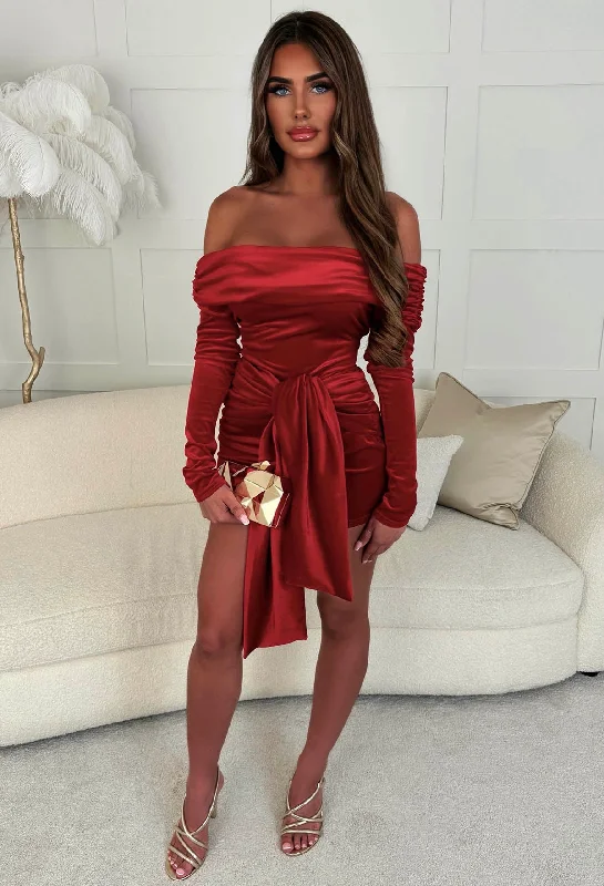 Mini dresses with gathered skirts for a voluminous effect Ginny Red Velvet Tie Front Off The Shoulder Mini Dress Mini dresses with gathered skirts for a voluminous effect Ginny Red Velvet Tie Front Off The Shoulder Mini Dress