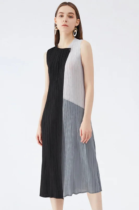 Midi dresses with button - front designs for a classic touch Colorblock Full Pleated Sleeveless Maxi Dress Midi dresses with button - front designs for a classic touch Colorblock Full Pleated Sleeveless Maxi Dress