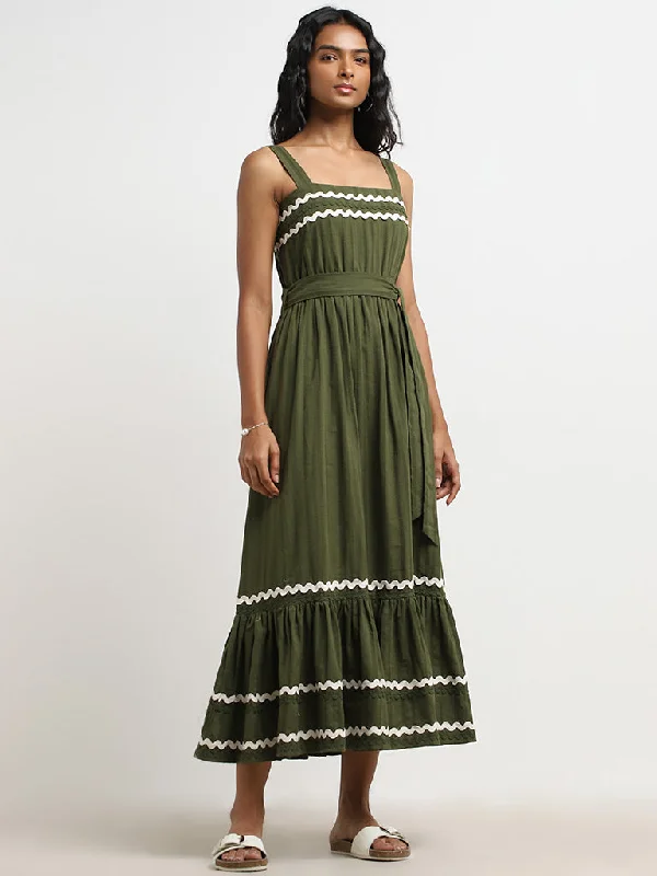 Pleated Women Dress with a Timeless and Elegant Texture Pleated Women Dress with a Timeless and Elegant Texture LOV Olive Embroidered Tiered Cotton Dress with Belt Pleated Women Dress with a Timeless and Elegant Texture Pleated Women Dress with a Timeless and Elegant Texture LOV Olive Embroidered Tiered Cotton Dress with Belt