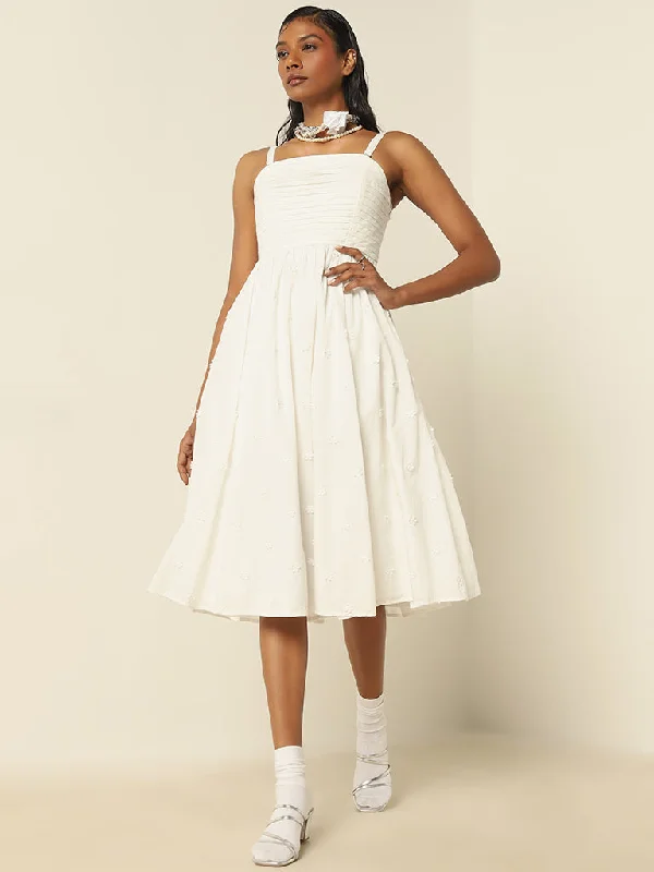 Halter Neck Women Dress to Show Off the Shoulders and Neckline Halter Neck Women Dress to Show Off the Shoulders and Neckline LOV White Pleated Cotton A-Line Dress Halter Neck Women Dress to Show Off the Shoulders and Neckline Halter Neck Women Dress to Show Off the Shoulders and Neckline LOV White Pleated Cotton A-Line Dress