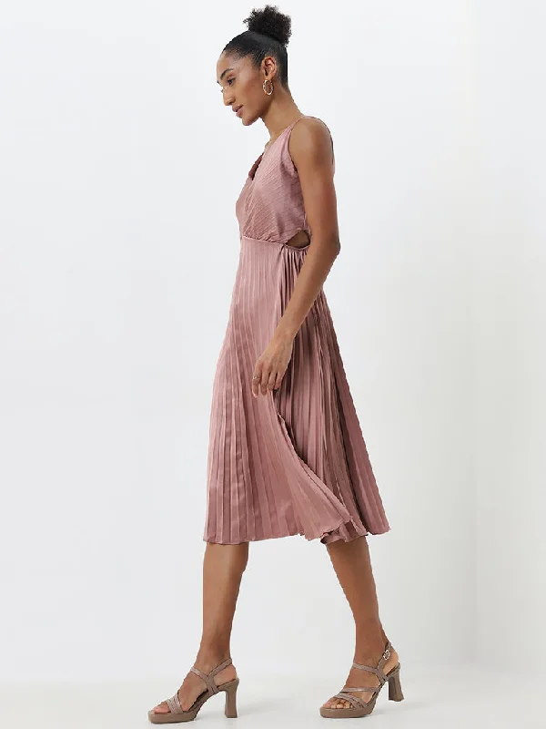 Maxi Women Dress with Floral Print for a Bohemian Vibe Maxi Women Dress with Floral Print for a Bohemian Vibe Wardrobe Dusty Pink Cut-Out Detailed A-Line Dress Maxi Women Dress with Floral Print for a Bohemian Vibe Maxi Women Dress with Floral Print for a Bohemian Vibe Wardrobe Dusty Pink Cut-Out Detailed A-Line Dress