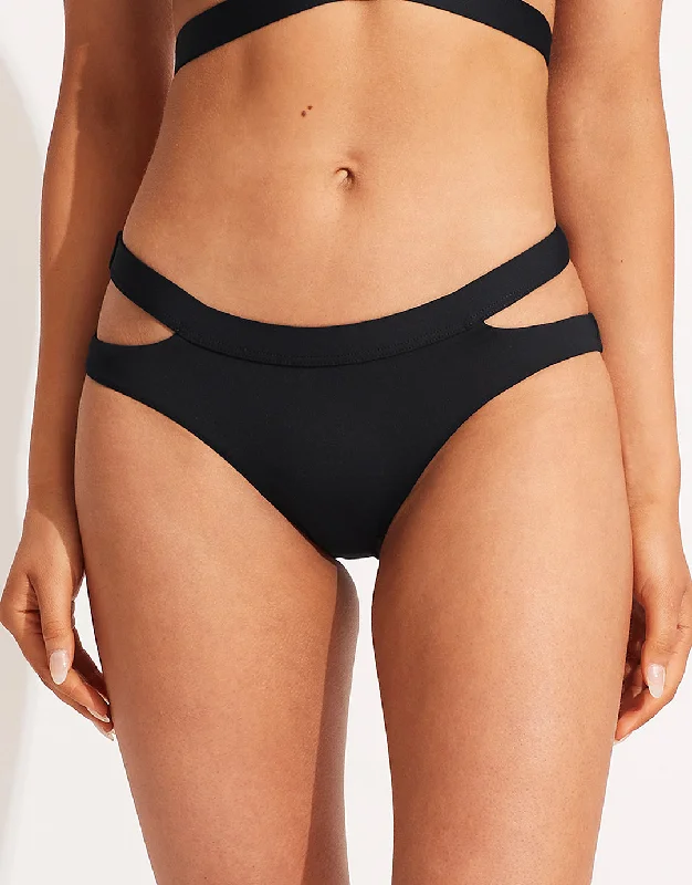 Striped bikini with a classic pattern for a timeless beach aesthetic Collective Split Band Hipster Bikini Pant - Black Striped bikini with a classic pattern for a timeless beach aesthetic Collective Split Band Hipster Bikini Pant - Black
