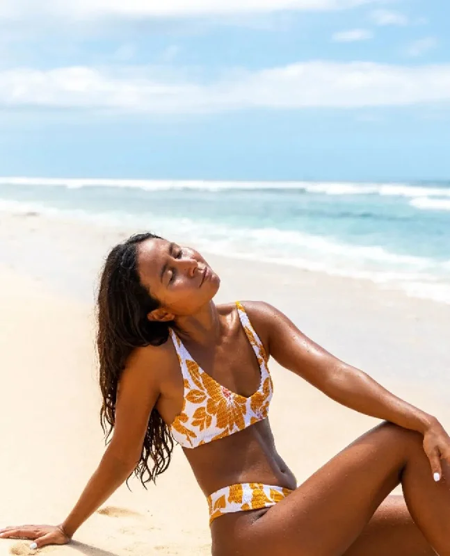 High - performance women swimwear with quick - drying fabric for active swimmers Rip Curl Azalea Shirred Long Line Tri Bikini Top High - performance women swimwear with quick - drying fabric for active swimmers Rip Curl Azalea Shirred Long Line Tri Bikini Top